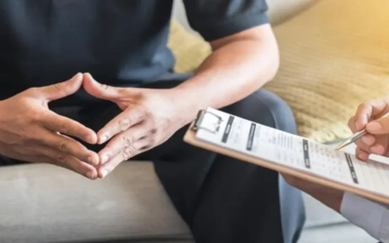 ثلاث خطوط ساخنة توفر استشارات صحة نفسية مجانية على مدار الساعة